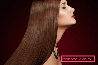 brunette i profil på svart brunette i profil på svart