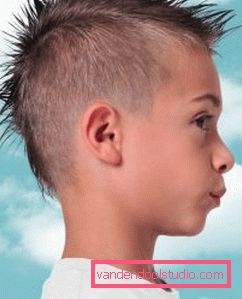 Kort hårklipp for gutter 8-9 år Barnas hårklipp for grunnskole gutter