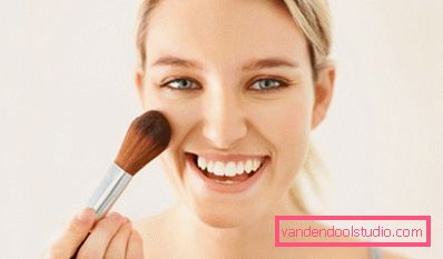 jente med en børste for sminke Hvordan skjule acne: kosmetikk og alternativer