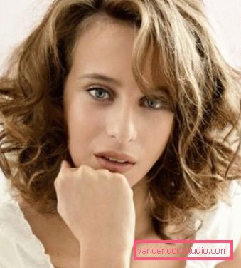 Middels lengde Curly Haircut Cascade Hvilke hårklipp passer til krøllet hår av middels lengde