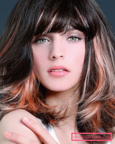 Middels lengde Curly Haircut Cascade Hvilke hårklipp passer til krøllet hår av middels lengde