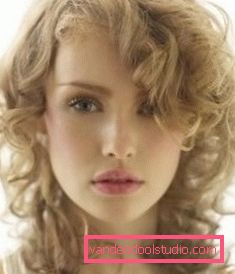 Middels lengde Curly Haircut Cascade Hvilke hårklipp passer til krøllet hår av middels lengde