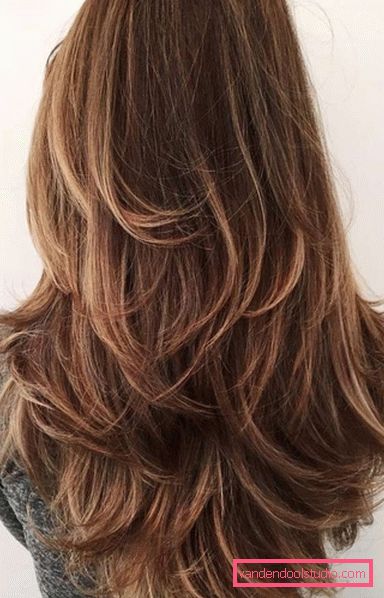 Kvinnelig haircut for langt hår med oppgradering - bakfra Hva er typer hårklipp for langt hår