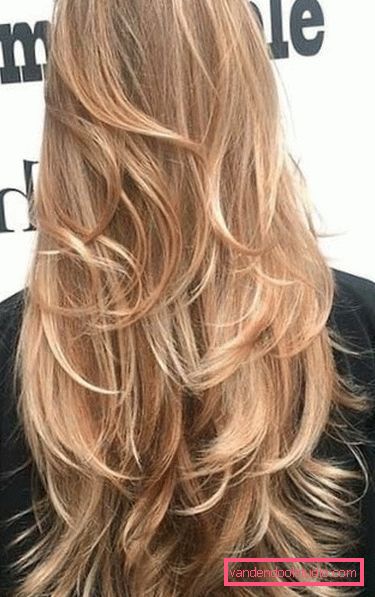 Kvinnelig haircut for langt hår med oppgradering - bakfra Hva er typer hårklipp for langt hår