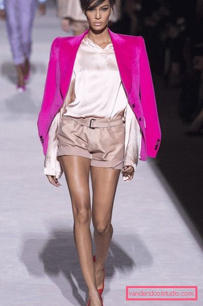 Attraktiv bue med shorts