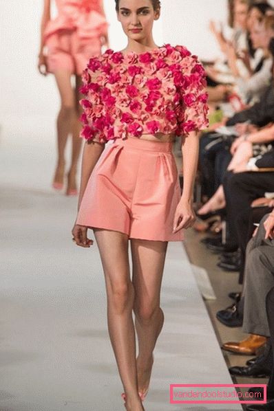 Attraktiv bue med shorts