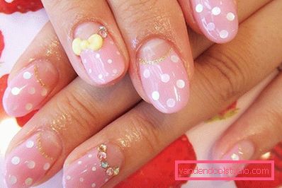 søt polka dot design på negler søt polka dot design på negler