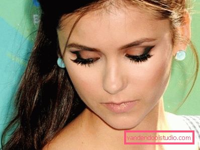 Nina Dobrev med kvelden øye sminke Nina Dobrev med kvelden øye sminke