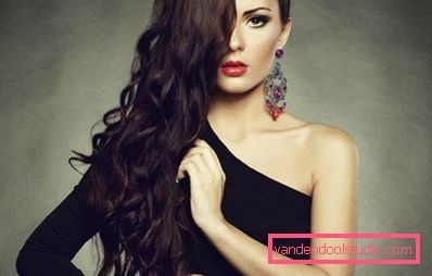 brunette med lange krøller brunette med lange krøller