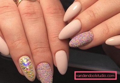 Herlig manikyr med rhinestones 2019-2020