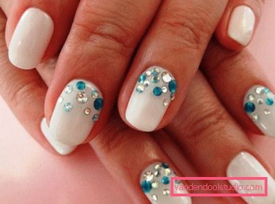 Herlig manikyr med rhinestones 2019-2020