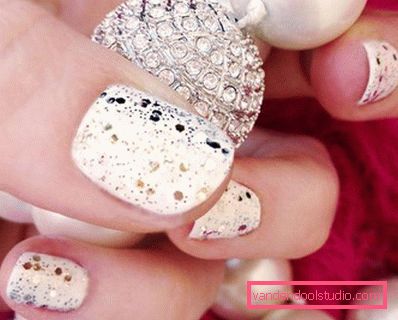 Herlig manikyr med rhinestones 2019-2020