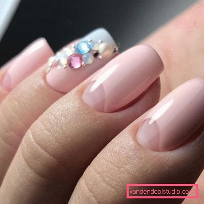 Herlig manikyr med rhinestones 2019-2020