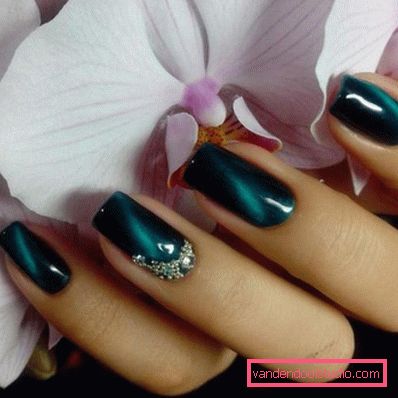 Herlig manikyr med rhinestones 2019-2020