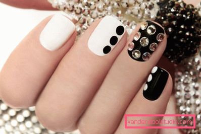 Herlig manikyr med rhinestones 2019-2020