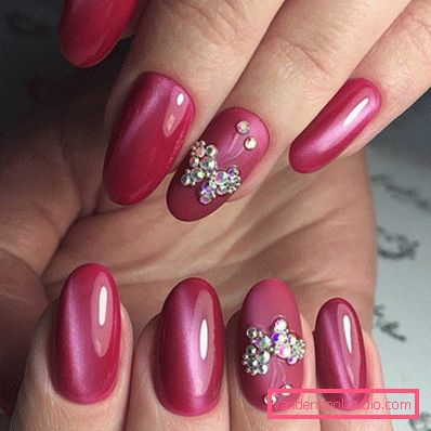 Herlig manikyr med rhinestones 2019-2020
