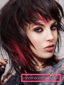 Haircut for medium hår gir volum Voluminous hårklipp for middels hår