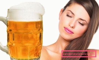jente med et glass skummende drikke jente med et glass skummende drikke