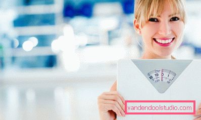 jente med vekter i hånden jente med vekter i hånden