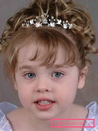 Frisyrer med tiara for jenter - topp 10 styling med krone