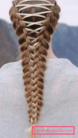 Braid veve langt hår med bånd Frisyrer med fletninger for langt hår