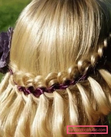 Braid veve langt hår med bånd Frisyrer med fletninger for langt hår