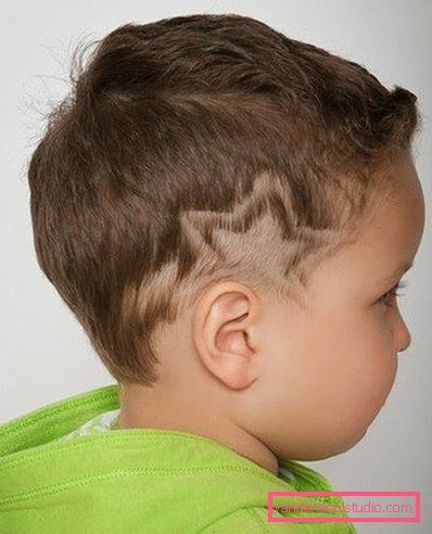 Haircutter for gutter med mønstre på templene - foto frisyrer