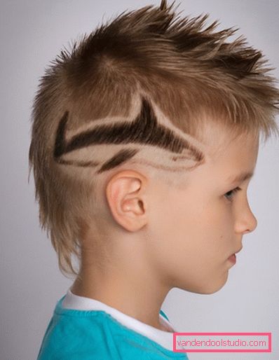 Haircutter for gutter med mønstre på templene - foto frisyrer