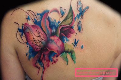 Tattoo akvarell på skulder av en jente Tattoo akvarell på skulder av en jente