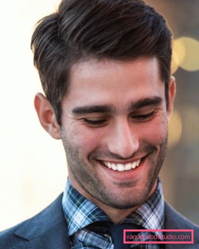 Menns haircut med smell på siden Alternativer for mannlige frisyrer med bangs og styling