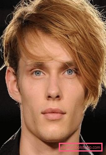 Menns frisyrer med smell - lang skrå Alternativer for mannlige frisyrer med bangs og styling