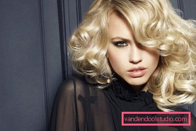 blond i en svart kjole blond i en svart kjole
